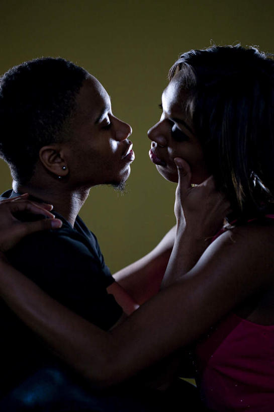 西方人,两个人,闭眼,抱,竖图,室内,白天,侧面,爱情,欧洲,非洲,黑人,欧洲人,阴影,服装,反射,影子,背光,浪漫,休闲装,衣服,休闲,温暖,温馨,休闲服,恩爱,恋人,摄影,服饰,影棚,抱着,和睦,搂着,逆光,男人,男性,年轻男性,年轻女性,女人,女性,非洲人,情侣,闭眼睛,闭着眼,闭着眼睛,搂,搂抱,半身,彩图,影棚拍摄,拍摄,伴侣,融洽