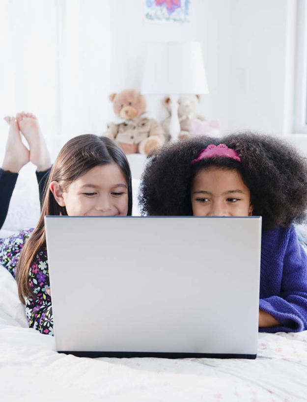 东方人,西方人,儿童,两个人,伙伴,朋友,笑,微笑,露齿笑,竖图,室内,白天,正面,游戏,友谊,电脑,笔记本电脑,熊,玩具,欧洲,非洲,黑人,欧洲人,亚洲,阴影,服装,装饰,反射,网络,头饰,玩偶,影子,墙,泰迪熊,玩,注视,休闲装,黄种人,光脚,娱乐,通讯设备,墙壁,墙面,小孩,衣服,白色,发箍,发饰,饰品,玩具熊,观察,看,趴着,休闲,同学,赤脚,休闲服,益智,服饰,毛绒玩具,头箍,观看,华丽,修饰,一台,安慰,点缀,察看,无线,校友,发泄,关注,消遣,通信设备,无线网络,发卡,无线上网,便携式电脑,配饰,宣泄,衬托,美观,雅致,雅观,同窗,学友,罗斯福熊,友情,手提电脑,女孩,女人,女性,非洲人,亚洲人,趴,玩耍,嬉戏,半身,彩图,女生