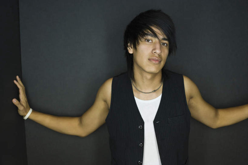 西方人,一个人,站,伸展双臂,横图,室内,白天,正面,项链,欧洲,欧洲人,仅一个男性,仅一个人,阴影,灰色背景,服装,反射,影子,注视,休闲装,耳钉,装饰品,仅一个年轻男性,衣服,饰品,手链,首饰,观察,看,站着,休闲,休闲服,摄影,服饰,手镯,影棚,观看,察看,关注,镯子,耳饰,男人,男性,年轻男性,白种人,敞开双臂,伸开双臂,展开双肩,站立,张开手臂,张开双臂,半身,彩图,影棚拍摄,拍摄