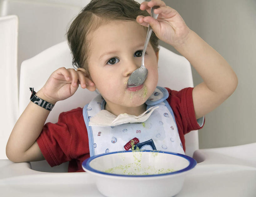 西方人,儿童,一个人,坐,横图,室内,白天,正面,婴儿服装,纯洁,椅子,欧洲,欧洲人,仅一个男性,仅一个人,一把,喝,握,阴影,反射,影子,勺子,陶瓷,墙,食品,陶瓷制品,营养,围兜,注视,墙壁,墙面,食物,小孩,红色,餐巾,容器,调羹,汤匙,碗,观察,看,仅一个小孩,可爱,童年,童趣,握着,观看,储藏,察看,储存,关注,儿童椅,婴儿椅,童真,烂漫,无邪,宝宝餐椅,宝宝椅,儿童餐椅,婴儿高脚椅,口水巾,食饭兜,婴儿围脖,婴儿围兜,养分,天真,男孩,男人,男性,白种人,孩子,坐着,半身,彩图,婴儿服,婴儿食物,贮存,男生