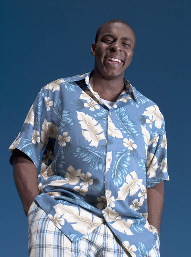 西方人,一个人,站,笑,微笑,露齿笑,竖图,室外,白天,仰视,民族服装,衬衫,欧洲,非洲,黑人,欧洲人,仅一个男性,仅一个人,阴影,裤子,光线,影子,注视,仅一个年轻男性,蓝色,蓝天,天空,阳光,天,低头,观察,看,站着,晴朗,观看,察看,双手插袋,关注,手插袋,万里无云,双手抄兜,双手放兜,男人,男性,年轻男性,非洲人,晴空,晴空万里,插兜,两手抄兜,两手放兜,手插兜,手放口袋,站立,半身,彩图,低角度拍摄,衬衣,传统服装,民俗服,夏威夷衬衫,手抄兜