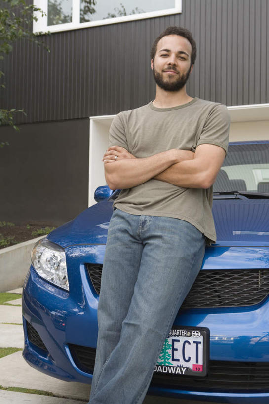 西方人,一个人,站,双手交叉,竖图,室外,白天,正面,汽车,欧洲,非洲,黑人,欧洲人,仅一个男性,仅一个人,一辆,服装,墙,注视,休闲装,墙壁,墙面,车,仅一个年轻男性,衣服,黑色,交通工具,轿车,观察,看,靠,靠着,站着,休闲,休闲服,车牌,服饰,凭证,观看,察看,双手抱胸,关注,载具,牌照,汽车牌照,行车凭证,男人,男性,年轻男性,非洲人,站立,半身,彩图