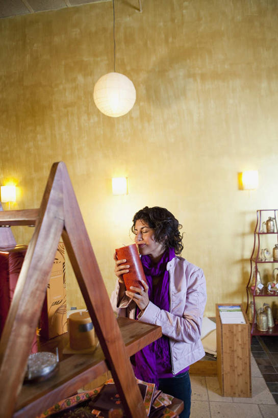 西方人,一个人,商店,坐,闭眼,笑,微笑,露齿笑,竖图,室内,白天,正面,阅读,蜡烛,照明,欧洲,欧洲人,仅一个女性,仅一个人,握,阴影,服装,装饰,光线,火焰,影子,烛光,墙,灯光,燃烧,拿,拿着,休闲装,商铺,吊灯,墙壁,墙面,灯,衣服,围巾,灯具,点燃,仅一个中年女性,休闲,温暖,休闲服,浏览,握着,服饰,围脖,保暖,华丽,照亮,点缀,册子,御寒,照明设备,宣传,宣传册,衬托,美观,雅致,雅观,市肆,商号,女人,女性,中年女性,白种人,闭眼睛,闭着眼,闭着眼睛,坐着,半身,彩图,店铺,家居店,家居生活馆,家具店,居家生活馆