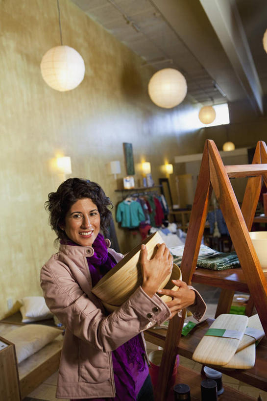 西方人,一个人,商店,站,抱,笑,攀登,微笑,露齿笑,竖图,室内,白天,侧面,花瓶,照明,欧洲,欧洲人,仅一个女性,仅一个人,服装,朦胧,模糊,装饰,梯子,陶瓷,阶梯,灯光,陶瓷制品,注视,休闲装,商铺,吊灯,灯,衣服,瓶子,围巾,灯具,观察,看,站着,仅一个中年女性,休闲,温暖,休闲服,爬,服饰,围脖,抱着,观看,上升,保暖,华丽,照亮,点缀,察看,搂着,御寒,照明设备,关注,人字梯,衬托,美观,雅致,雅观,登高,市肆,商号,女人,女性,中年女性,白种人,搂,搂抱,攀爬,站立,半身,彩图,店铺,家居店,家居生活馆,家具店,居家生活馆