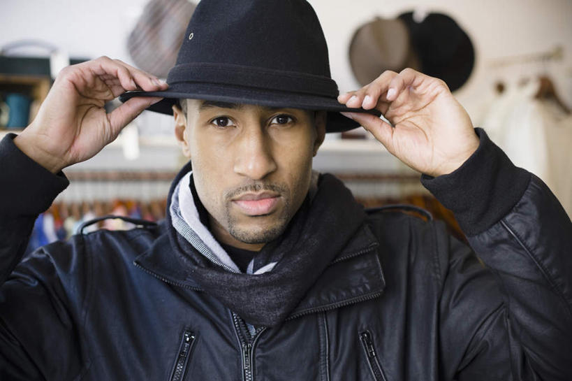 西方人,一个人,商店,站,横图,室内,白天,正面,购物,消费,超市,帽子,欧洲,非洲,黑人,欧洲人,仅一个男性,仅一个人,握,服装,拿,拿着,注视,休闲装,仅一个年轻男性,衣服,遮阳帽,观察,看,站着,休闲,休闲服,握着,金融,百货,服饰,观看,渔夫帽,察看,服装店,关注,选购,贸易,百货公司,服饰店,血拼,男人,男性,年轻男性,非洲人,站立,半身,彩图,购物商场,购物中心,商业中心