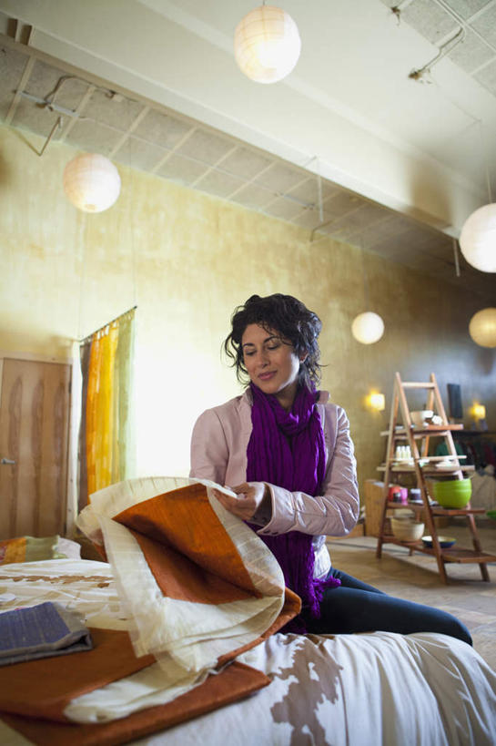 西方人,一个人,商店,坐,笑,微笑,竖图,室内,白天,仰视,床,靠垫,照明,欧洲,欧洲人,仅一个女性,仅一个人,握,服装,装饰,灯光,床单,靠枕,拿,拿着,注视,休闲装,被子,商铺,吊灯,灯,衣服,围巾,灯具,垫子,枕头,观察,看,仅一个中年女性,休闲,温暖,休闲服,握着,服饰,单人床,围脖,观看,保暖,华丽,照亮,点缀,察看,被单,御寒,照明设备,关注,衬托,美观,雅致,雅观,市肆,商号,女人,女性,中年女性,白种人,坐着,半身,彩图,低角度拍摄,店铺,家居店,家居生活馆,家具店,居家生活馆