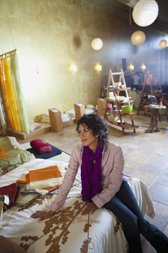 西方人,一个人,商店,坐,笑,微笑,露齿笑,竖图,俯视,室内,白天,床,靠垫,照明,欧洲,欧洲人,仅一个女性,仅一个人,服装,朦胧,模糊,装饰,双人床,灯光,床单,靠枕,注视,休闲装,被子,商铺,吊灯,灯,衣服,围巾,灯具,垫子,枕头,观察,看,仅一个中年女性,休闲,温暖,休闲服,服饰,围脖,观看,保暖,华丽,照亮,点缀,察看,被单,御寒,照明设备,关注,衬托,美观,雅致,雅观,市肆,商号,女人,女性,中年女性,白种人,坐着,半身,彩图,高角度拍摄,店铺,家居店,家居生活馆,家具店,居家生活馆