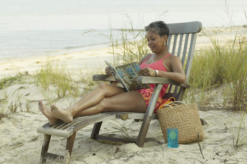 西方人,一个人,躺,横图,室外,白天,正面,泳装,草地,草坪,沙滩,植物,书籍,椅子,欧洲,非洲,黑人,欧洲人,仅一个女性,仅一个人,握,阴影,光线,包,沙子,影子,躺椅,海岸,沙地,拿,拿着,注视,光脚,草,绿色,阳光,观察,看,仅一个中年女性,赤脚,握着,观看,单肩包,沙滩椅,察看,关注,连体泳衣,卧着,女人,女性,中年女性,非洲人,书,图书,海滩,躺着,卧,彩图,全身,泳衣,草编包