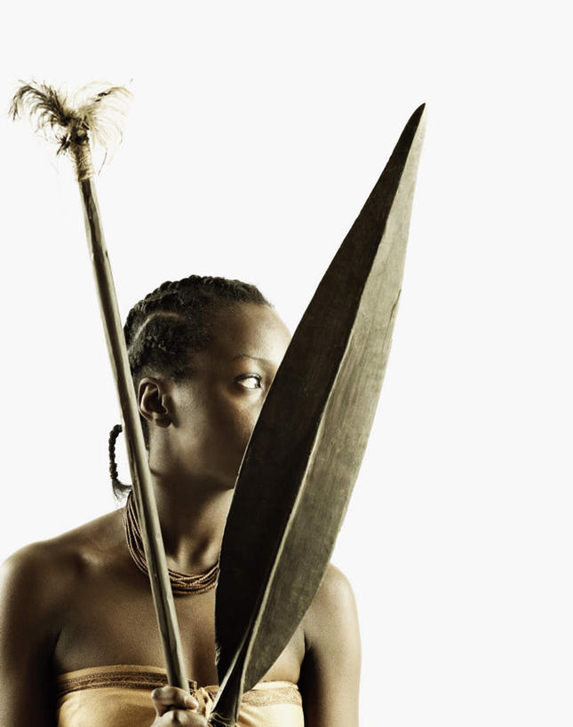 西方人,一个人,站,竖图,室内,白天,白色背景,正面,民族服装,竞争,项链,欧洲,非洲,黑人,欧洲人,仅一个年轻女性,仅一个女性,仅一个人,对抗,握,服装,冲突,拿,拿着,扭头,注视,破坏,装饰品,衣服,饰品,首饰,观察,看,站着,转头,武器,战争,握着,摄影,服饰,影棚,观看,损坏,察看,攻击,威胁,衣着,穿着,对立,关注,矛盾,兵器,防御,矛,敌对,挫败,斗争,抗拒,抗衡,杀伤,威慑,衣饰,危险,年轻女性,女人,女性,非洲人,站立,半身,彩图,影棚拍摄,传统服装,民俗服,拍摄