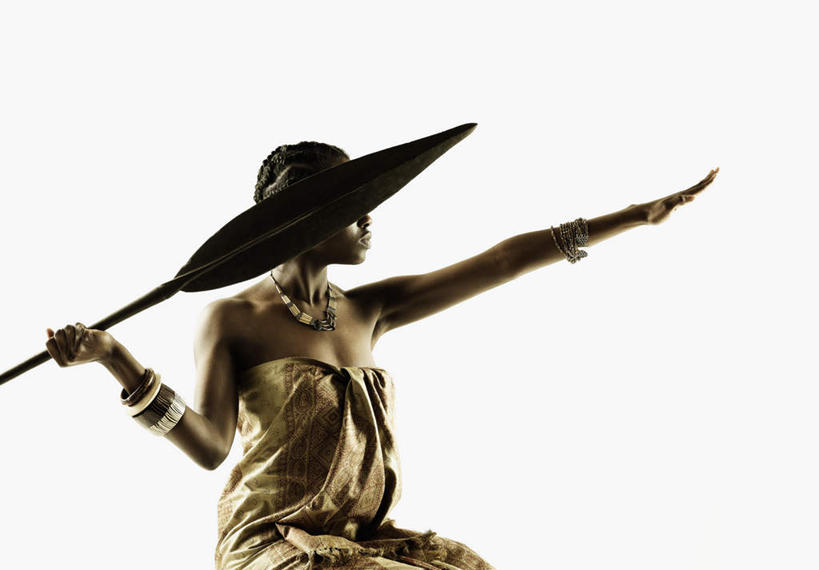 西方人,一个人,站,投,横图,室内,白天,白色背景,侧面,民族服装,竞争,项链,欧洲,非洲,黑人,欧洲人,仅一个年轻女性,仅一个女性,仅一个人,对抗,握,服装,冲突,拿,拿着,注视,破坏,装饰品,衣服,饰品,首饰,观察,看,站着,武器,战争,握着,摄影,服饰,影棚,观看,损坏,察看,攻击,威胁,衣着,穿着,对立,关注,矛盾,兵器,防御,矛,敌对,挫败,斗争,抗拒,抗衡,杀伤,威慑,衣饰,危险,年轻女性,女人,女性,非洲人,抛,扔,撒,站立,掷,半身,彩图,影棚拍摄,传统服装,民俗服,拍摄