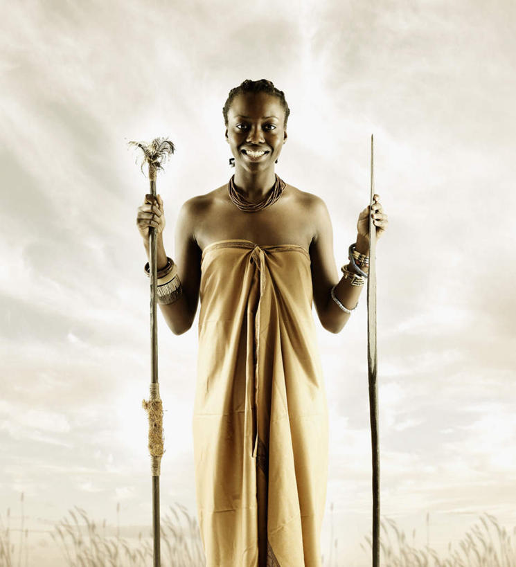 西方人,一个人,站,笑,微笑,露齿笑,竖图,室内,白天,正面,民族服装,竞争,欧洲,非洲,黑人,欧洲人,仅一个年轻女性,仅一个女性,仅一个人,对抗,握,服装,冲突,拿,拿着,注视,破坏,装饰品,衣服,饰品,手链,首饰,观察,看,站着,武器,战争,握着,服饰,手镯,观看,损坏,察看,攻击,威胁,衣着,穿着,对立,关注,矛盾,兵器,防御,镯子,矛,敌对,挫败,斗争,抗拒,抗衡,杀伤,威慑,衣饰,危险,年轻女性,女人,女性,非洲人,站立,半身,彩图,传统服装,民俗服