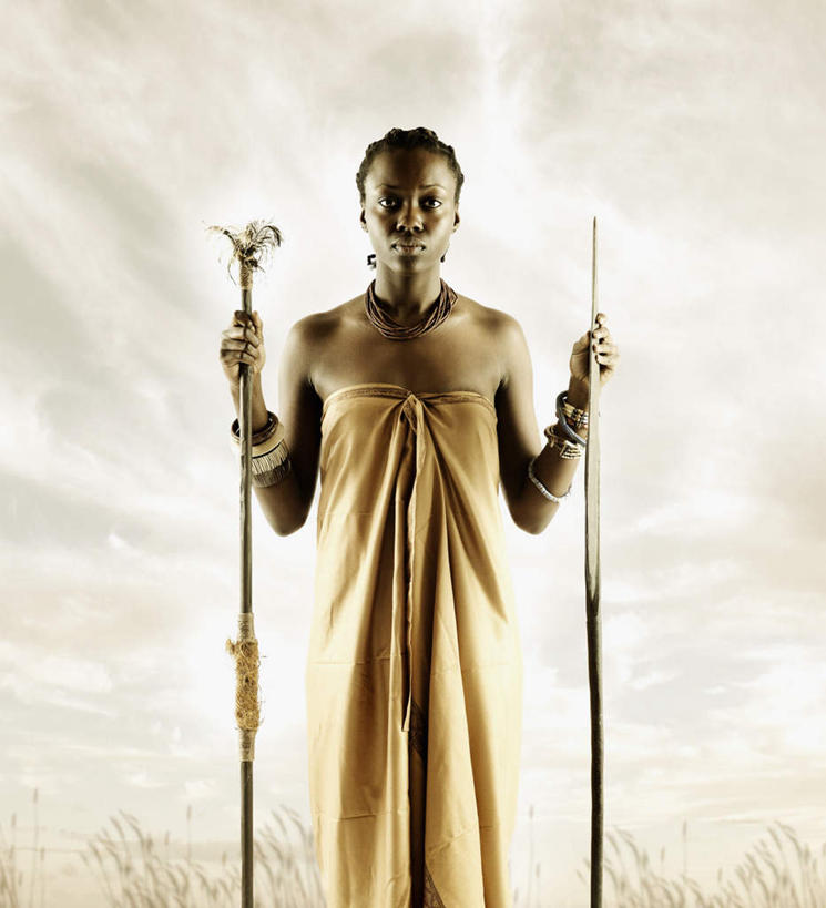 西方人,一个人,站,竖图,室外,白天,正面,竞争,欧洲,非洲,黑人,欧洲人,仅一个年轻女性,仅一个女性,仅一个人,对抗,握,阴影,服装,冲突,光线,影子,拿,拿着,注视,休闲装,破坏,装饰品,衣服,阳光,饰品,手链,首饰,观察,看,站着,休闲,休闲服,武器,战争,握着,服饰,手镯,观看,损坏,察看,攻击,威胁,对立,关注,矛盾,兵器,防御,镯子,矛,敌对,挫败,斗争,抗拒,抗衡,杀伤,威慑,危险,年轻女性,女人,女性,非洲人,站立,半身,彩图