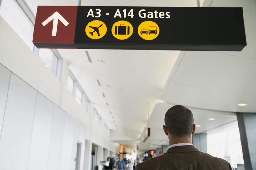 西方人,一个人,商务人士,商务男性,机场,站,横图,室内,白天,仰视,衬衫,窗户,飞机场,照明,欧洲,非洲,黑人,欧洲人,仅一个男性,仅一个人,套装,英文,标志,数字,文字,字符,字母,墙,灯光,方向,标识,顶灯,玻璃窗,箭头,墙壁,墙面,灯,仅一个年轻男性,灯具,站着,阿拉伯数字,英文字母,照亮,指向,照明设备,商务装,工薪阶层,簇,男人,男性,年轻男性,非洲人,白领,上班族,航空站,空港,站立,半身,彩图,低角度拍摄,衬衣