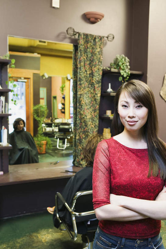 东方人,一个人,理发师,站,笑,双手交叉,微笑,竖图,室内,白天,正面,镜子,椅子,亚洲,仅一个年轻女性,仅一个女性,仅一个人,服装,注视,休闲装,黄种人,衣服,红色,观察,看,站着,休闲,休闲服,服饰,观看,镜像,察看,双手抱胸,镜面,关注,年轻女性,女人,女性,亚洲人,发型师,理发员,美发师,站立,半身,彩图,剪发椅,理发椅,美发椅,液压椅,油压椅