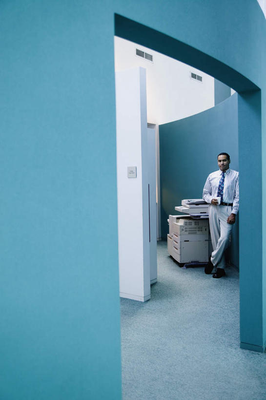 西方人,一个人,商务人士,商务男性,站,竖图,室内,白天,正面,衬衫,门,杯子,欧洲,欧洲人,仅一个男性,仅一个人,仅一个中年男性,握,套装,墙,办公用品,领带,拿,拿着,注视,墙壁,墙面,蓝色,纸制品,门框,观察,看,站着,握着,复印机,观看,纸杯,扫描,办公设备,复印,察看,象征,庄重,关注,一次性杯子,商务装,身份,工薪阶层,正式,地位,男人,男性,中年男性,白种人,白领,上班族,站立,彩图,全身,衬衣,打印