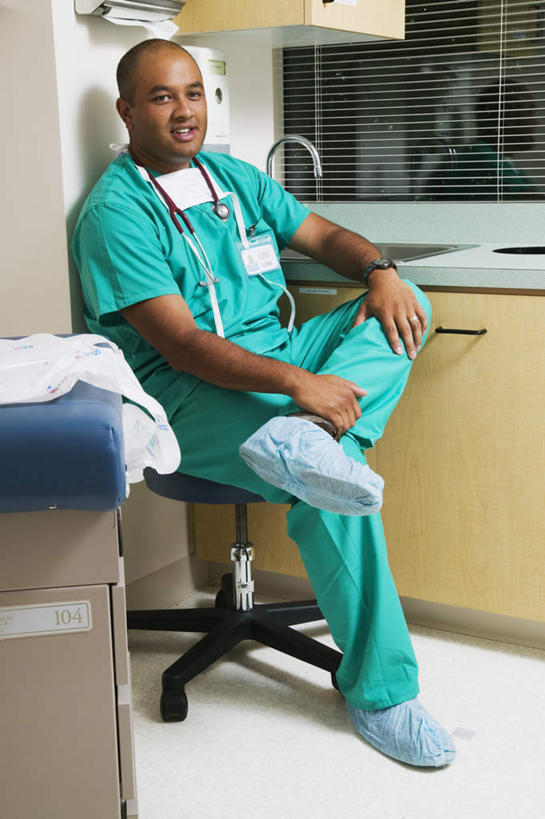 东方人,一个人,医生,医院,坐,竖图,室内,白天,正面,工作服,制服,椅子,亚洲,仅一个男性,仅一个人,仅一个中年男性,分离,水槽,水龙头,过滤,二郎腿,分开,注视,黄种人,标识,吊牌,水斗,开关,会议椅,口罩,听诊器,胸牌,打开,观察,看,医护人员,医疗人员,隔断,遮掩,观看,隔离,办公椅,阀门,察看,医疗设备,卫生,徽章,掩盖,遮挡,开启,白大褂,关注,净化,间隔,医疗器械,防护服,身份,预防,医疗工具,隔离服,无菌服,遮盖,防尘,胸章,医疗机构,鞋套,胸卡,掩饰,商务椅,培训椅,断绝,隔开,屏蔽,屏绝,远离,中断,阻遏,阻隔,编号牌,雕刻牌,工号牌,胸号牌,胸徽,员工牌,水咀,工作制服,检测工具,男人,男性,中年男性,亚洲人,大夫,坐着,彩图,全身,工作套服,病院,诊所,防静电工装,隔工作服,洁净工装,洁净工作服,净化服,无尘工作服,无尘衣,鞋罩,一次性鞋套