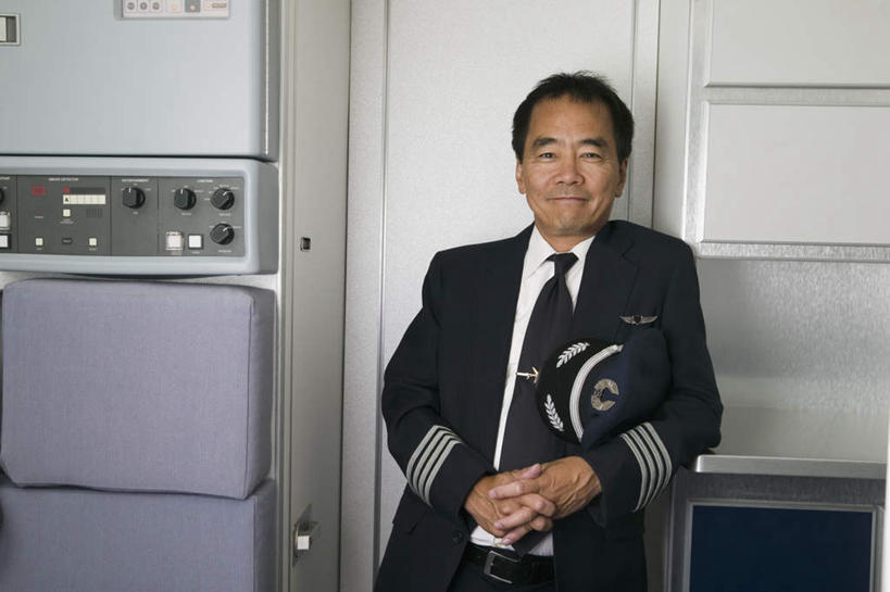 东方人,一个人,飞行员,站,笑,微笑,横图,室内,白天,正面,工作服,制服,帽子,亚洲,仅一个男性,仅一个人,仅一个中年男性,握,拿,拿着,注视,黄种人,观察,看,站着,握着,军帽,观看,察看,关注,工作制服,男人,男性,中年男性,亚洲人,飞行人员,站立,半身,彩图,工作套服