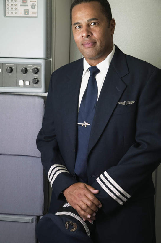 西方人,一个人,飞行员,站,竖图,室内,白天,正面,工作服,制服,飞机,帽子,欧洲,非洲,黑人,欧洲人,仅一个男性,仅一个人,仅一个中年男性,握,领带,交通,拿,拿着,注视,航空,交通工具,观察,看,站着,握着,运输,军帽,观看,察看,客机,象征,庄重,关注,载具,身份,正式,地位,工作制服,男人,男性,中年男性,非洲人,飞行人员,站立,半身,彩图,工作套服