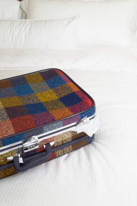 无人,宾馆,竖图,俯视,室内,白天,床,靠垫,卧室,拉杆箱,旅行箱,双人床,床单,靠枕,被子,一个,行李箱,箱子,垫子,枕头,单个,出差,被单,彩图,高角度拍摄,旅行,睡房,卧房,客店,客栈,旅店,旅馆,旅舍,汽车旅馆