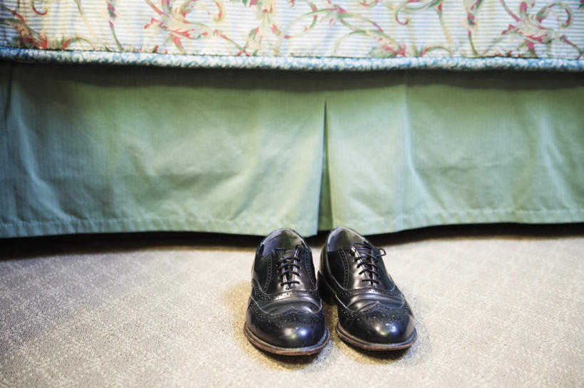 无人,宾馆,横图,室内,白天,正面,鞋,床,地毯,卧室,鞋子,一双,装饰,编织,手工艺品,双人床,床单,皮革,织物,被子,工艺品,华丽,修饰,点缀,被单,衬托,美观,雅致,雅观,彩图,皮鞋,睡房,卧房,客店,客栈,旅店,旅馆,旅舍,汽车旅馆