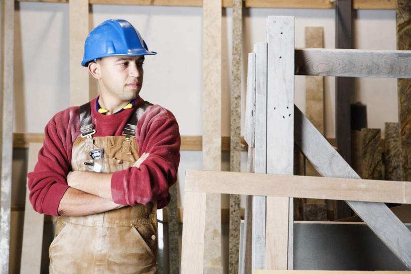 西方人,一个人,建筑工人,站,双手交叉,横图,室内,白天,正面,工作服,制服,帽子,欧洲,欧洲人,仅一个男性,仅一个人,裤子,头盔,扭头,注视,工人,仅一个年轻男性,蓝色,安全帽,建筑工地,观察,看,站着,转头,背带裤,观看,察看,双手抱胸,关注,地盘,建筑地盘,施工地盘,工作制服,饭单裤,工装裤,男人,男性,年轻男性,白种人,建筑工,站立,半身,彩图,工作套服,工地