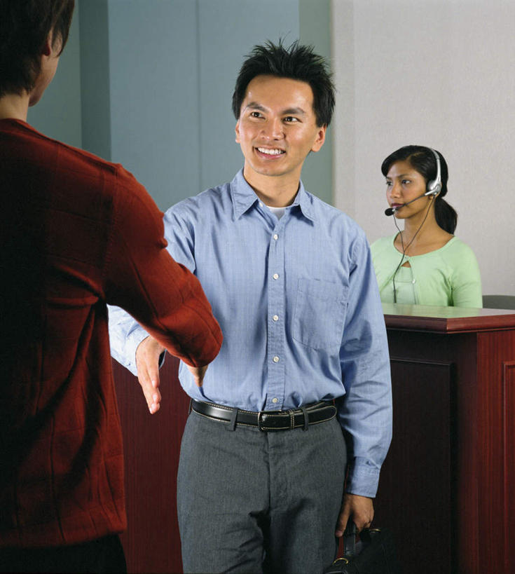 东方人,背部,三个人,同事,商务人士,商务男性,站,握手,笑,微笑,露齿笑,竖图,室内,白天,正面,衬衫,通讯,成功,合作,团队,集体,信心,客服,亚洲,套装,信息,话务员,注视,黄种人,队伍,相视,耳机,耳麦,话筒,观察,看,站着,面对面,服务,通信,观看,对视,协调,察看,麦克风,领导,头戴式耳麦,互视,成就,关注,销售,相对,商务装,合伙,领袖,工薪阶层,客服人员,电话销售,相看,接待员,男人,男性,年轻女性,女人,女性,中年男性,亚洲人,白领,接线员,上班族,搀手,拉手,手搀手,手拉手,手牵手,手握手,站立,半身,彩图,衬衣,头戴式耳机