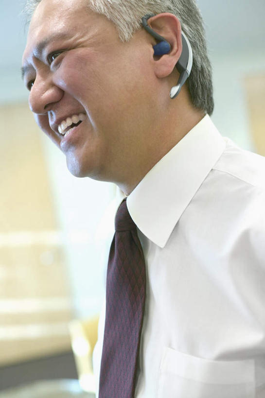 东方人,一个人,商务人士,商务男性,站,笑,微笑,露齿笑,竖图,室内,白天,侧面,衬衫,通讯,亚洲,仅一个男性,仅一个人,仅一个中年男性,套装,信息,领带,听,注视,黄种人,耳机,耳麦,话筒,观察,看,站着,通信,观看,协调,察看,麦克风,象征,庄重,关注,扩音器,商务装,身份,蓝牙,蓝牙耳机,传声器,工薪阶层,正式,地位,微音器,男人,男性,中年男性,亚洲人,白领,上班族,站立,半身,彩图,衬衣