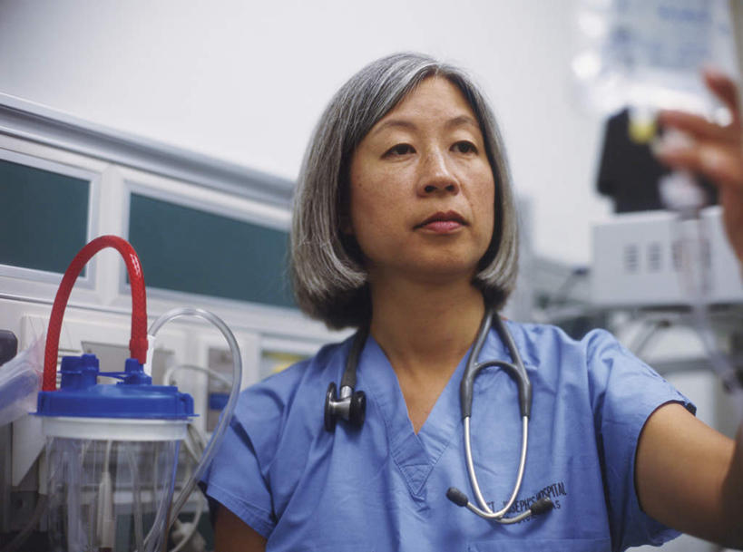 东方人,一个人,医生,医院,站,横图,室内,白天,正面,工作服,制服,亚洲,仅一个女性,仅一个人,握,朦胧,模糊,拿,拿着,注视,黄种人,蓝色,听诊器,观察,看,站着,仅一个中年女性,医护人员,医疗人员,握着,观看,察看,医疗设备,白大褂,关注,医疗器械,防护服,医疗工具,隔离服,无菌服,医疗机构,工作制服,检测工具,女人,女性,中年女性,亚洲人,大夫,站立,半身,彩图,工作套服,病院,诊所,防静电工装,隔工作服,洁净工装,洁净工作服,净化服,无尘工作服,无尘衣