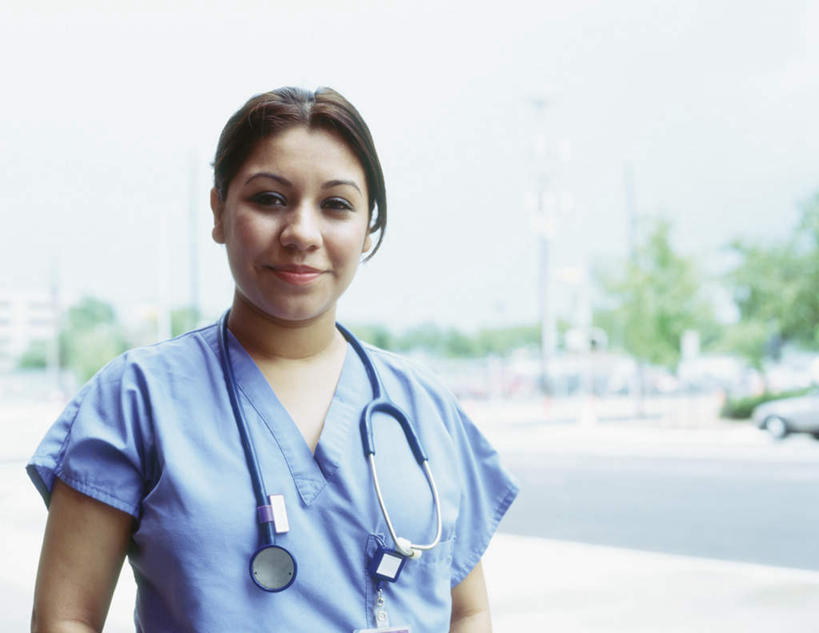 西方人,一个人,医生,站,笑,微笑,横图,室外,白天,正面,工作服,制服,植物,欧洲,欧洲人,仅一个年轻女性,仅一个女性,仅一个人,朦胧,模糊,注视,树,树木,蓝色,绿色,自然,听诊器,观察,看,站着,医护人员,医疗人员,生长,成长,观看,察看,医疗设备,白大褂,关注,医疗器械,防护服,医疗工具,隔离服,无菌服,工作制服,检测工具,年轻女性,女人,女性,白种人,大夫,站立,半身,彩图,工作套服,防静电工装,隔工作服,洁净工装,洁净工作服,净化服,无尘工作服,无尘衣