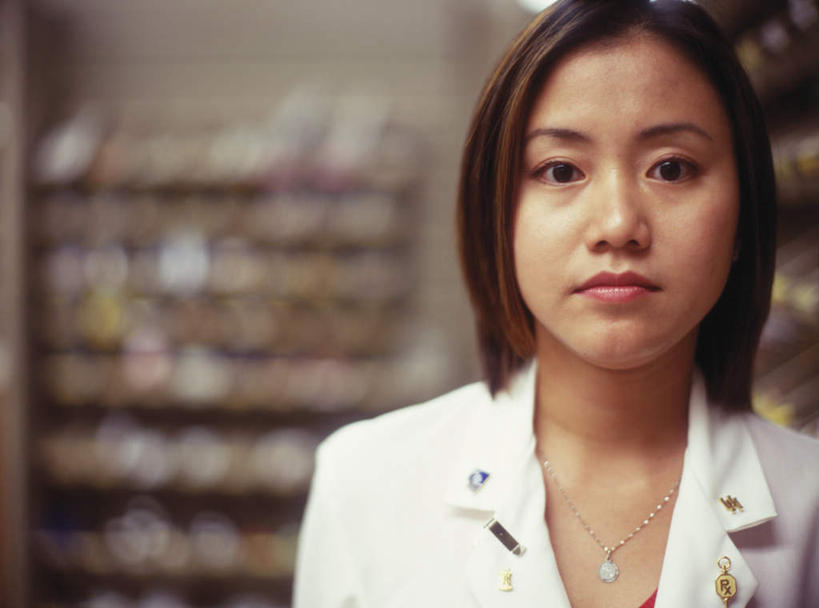 东方人,一个人,药剂师,商店,站,横图,室内,白天,正面,工作服,制服,项链,亚洲,仅一个女性,仅一个人,朦胧,模糊,注视,黄种人,商铺,货架,架子,装饰品,白色,饰品,首饰,药店,观察,看,站着,仅一个中年女性,药房,观看,察看,关注,陈列架,超市货架,市肆,商号,工作制服,女人,女性,中年女性,亚洲人,配药师,站立,半身,彩图,工作套服,店铺