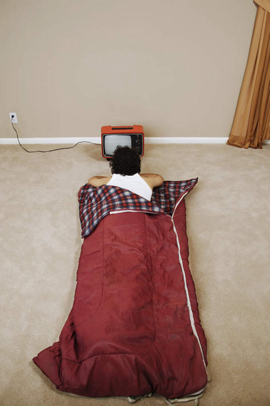 西方人,一个人,竖图,俯视,室内,白天,窗帘,电视,纺织品,欧洲,欧洲人,仅一个男性,仅一个人,装饰,毛毯,毯子,墙,墙壁,墙面,纺织,仅一个年轻男性,帘子,垫子,趴着,温暖,遮阳,华丽,修饰,点缀,彩电,露营,睡袋,野营,宿营,快捷,衬托,美观,雅致,雅观,彩色电视机,显像管屏,显像管屏幕,方便,男人,男性,年轻男性,白种人,电视机,趴,彩图,高角度拍摄,全身