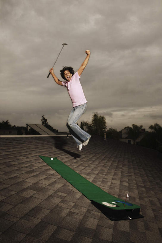 西方人,一个人,跳,举,竖图,室外,白天,正面,锻炼,旅游,度假,运动,欧洲,欧洲人,仅一个男性,仅一个人,握,服装,高尔夫,高尔夫球,乌云,云,阴天,云朵,半空,拿,云彩,大喊,拿着,注视,休闲装,娱乐,仅一个年轻男性,衣服,天空,垫子,天,观察,看,托,享受,休闲,休闲服,放松,握着,服饰,观看,大叫,察看,高尔夫球杆,昏暗,阴沉,关注,室外运动,户外运动,高尔夫运动,高尔夫球具,大呼,男人,男性,年轻男性,白种人,举起,举手,举着,跳跃,向上举,向上伸,向上托,彩图,全身,健身,打击垫,高尔夫打击垫,高尔夫挥杆垫,挥杆垫