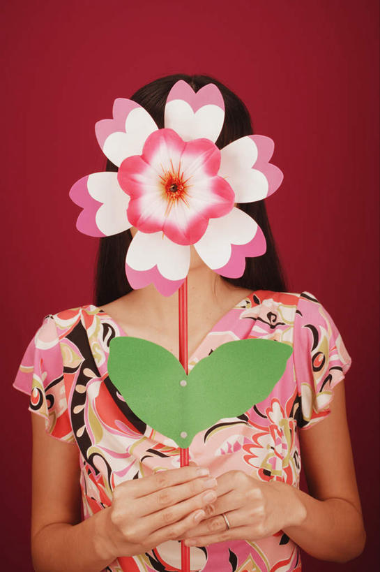 西方人,一个人,站,竖图,室内,白天,正面,叶子,欧洲,欧洲人,仅一个年轻女性,仅一个女性,仅一个人,握,红色背景,服装,装饰,绿叶,拿,拿着,休闲装,一朵,衣服,粉色,假花,站着,休闲,休闲服,嫩叶,握着,遮,遮掩,摄影,服饰,影棚,华丽,修饰,点缀,掩盖,遮挡,遮盖,衬托,美观,雅致,雅观,掩饰,年轻女性,女人,女性,白种人,叶,叶片,站立,半身,彩图,影棚拍摄,拍摄,仿真花,人造花