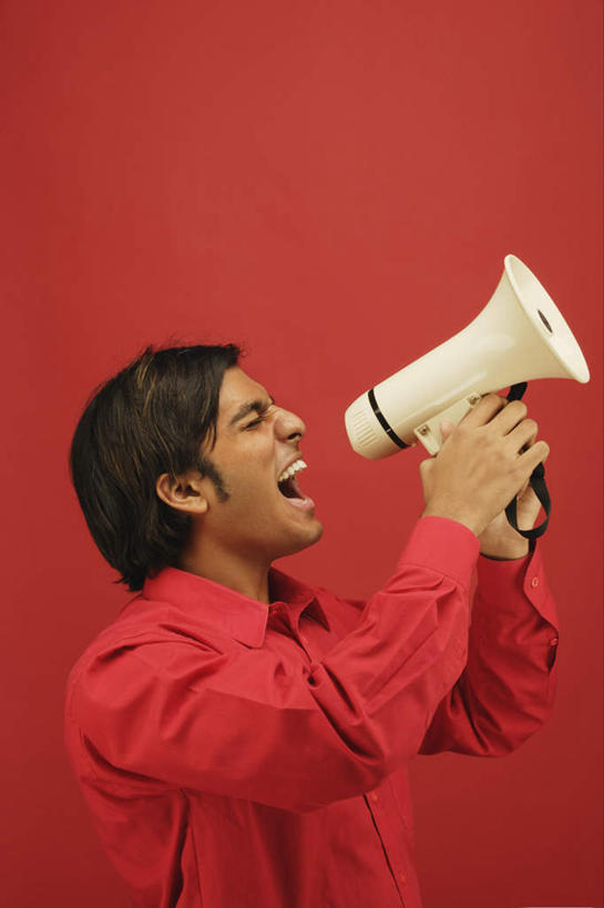 一个人,站,闭眼,竖图,室内,白天,侧面,亚洲,仅一个男性,仅一个人,握,红色背景,服装,拿,大喊,拿着,休闲装,喇叭,仅一个年轻男性,一个,衣服,红色,话筒,站着,张嘴,休闲,休闲服,握着,摄影,服饰,影棚,单个,大叫,传声筒,张大嘴巴,大呼,男人,男性,年轻男性,亚洲人,印度人,张开嘴,闭眼睛,闭着眼,闭着眼睛,站立,半身,彩图,影棚拍摄,拍摄