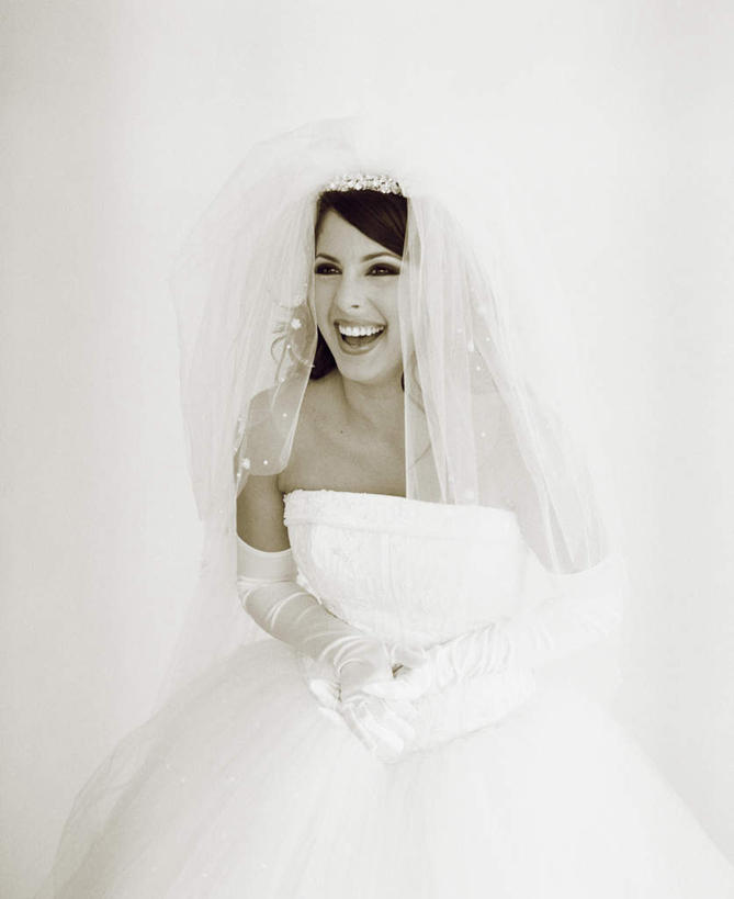 西方人,一个人,新娘,站,笑,微笑,露齿笑,竖图,室内,白天,白色背景,正面,婚纱,婚礼,快乐,欧洲,欧洲人,仅一个年轻女性,仅一个女性,仅一个人,头纱,庆祝,结婚,注视,观察,看,站着,喜庆,摄影,影棚,观看,纪念,察看,关注,年轻女性,女人,女性,白种人,站立,半身,彩图,影棚拍摄,婚礼服,礼服,高兴,拍摄,婚礼头纱