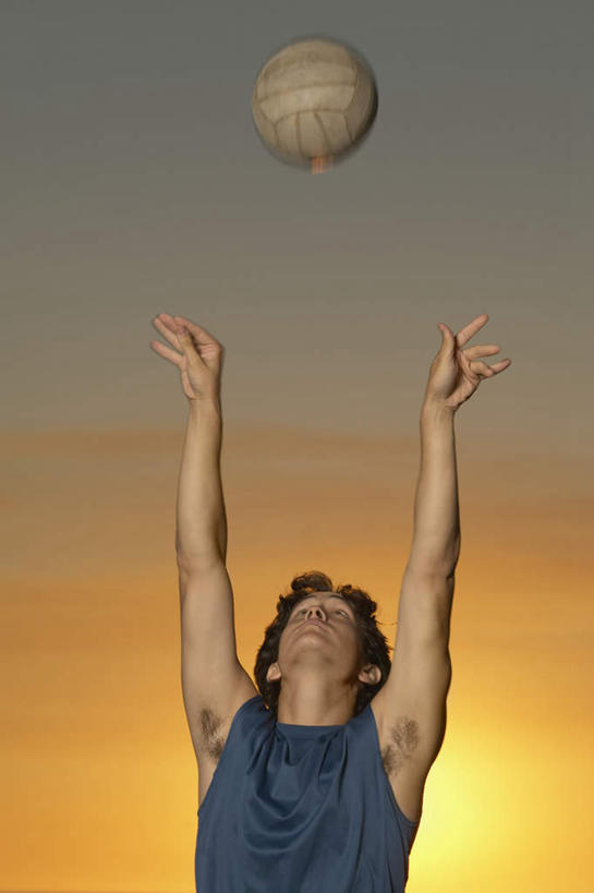 西方人,一个人,举,竖图,室外,白天,仰视,运动服,锻炼,旅游,度假,运动,排球,日落,欧洲,欧洲人,仅一个男性,仅一个人,服装,晚霞,霞光,落日,排球装备,沙滩排球,注视,娱乐,运动器械,仅一个年轻男性,衣服,黄昏,观察,看,托,享受,休闲,健身器械,彩霞,放松,服饰,观看,察看,衣着,穿着,关注,室外运动,健身器材,户外运动,沙排,衣饰,夕照,排球运动,男人,男性,年轻男性,白种人,夕阳,举起,举手,举着,抬头,向上举,向上伸,向上托,仰头,半身,彩图,低角度拍摄,健身,斜阳,运动器材,运动装