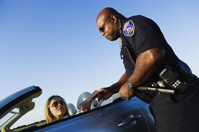 西方人,两个人,交警,站,坐,横图,室外,白天,仰视,工作服,制服,草地,草坪,植物,汽车,欧洲,非洲,黑人,欧洲人,一辆,行人,握,阴影,服装,时间,光线,墨镜,时钟,手表,眼镜,影子,跑车,计时,注视,休闲装,路人,车,草,衣服,蓝色,绿色,蓝天,天空,阳光,太阳镜,太阳眼镜,钟表,交通工具,天,观察,看,站着,休闲,休闲服,表,遮阳镜,握着,服饰,晴朗,观看,腕表,证明,察看,衣着,穿着,关注,载具,警服,敞篷跑车,万里无云,工作制服,衣饰,机动车驾驶证,驾驶证,驾照,过客,男人,男性,女人,女性,中年男性,中年女性,白种人,非洲人,交通管理员,交通警察,钟,晴空,晴空万里,站立,坐着,半身,彩图,低角度拍摄,工作套服