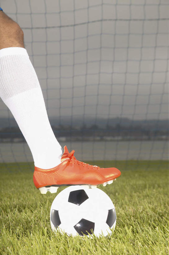 东方人,腿部,腿,一个人,运动员,足球场,栏杆,竖图,室外,特写,白天,正面,运动鞋,草地,草坪,植物,鞋子,亚洲,仅一个男性,仅一个人,阴影,光线,球门,影子,围栏,足球鞋,足球运动员,黄种人,袜子,踩,护栏,草,仅一个年轻男性,一只,绿色,阳光,踩着,长袜,绿茵场,长筒袜,鞋钉,长统袜,男人,男性,年轻男性,亚洲人,体育运动员,运动选手,半身,彩图,足球比赛场地