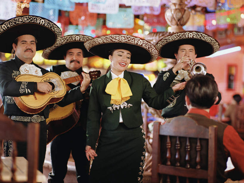 西方人,背部,站,坐,笑,微笑,露齿笑,横图,室内,白天,正面,民族服装,帽子,欧洲,欧洲人,五个人,乐队,表演,阴影,朦胧,模糊,反射,领结,影子,吉他,乐器,铜管乐器,弦乐器,小号,许多人,音乐,弹奏,演奏,注视,礼帽,队伍,顾客,观察,看,站着,一群人,观看,察看,演出,歌舞,象征,庄重,关注,弹拨弦鸣乐器,咖啡店,铜管,身份,咖啡屋,奏乐,正式,地位,主顾,上演,男人,男性,女人,女性,中年男性,中年女性,白种人,站立,坐着,半身,彩图,传统服装,民俗服,咖啡馆,弹拨弦乐器