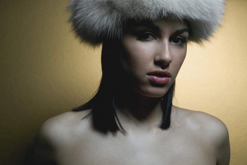 西方人,脸,头,脸颊,头发,一个人,站,横图,室内,特写,白天,正面,帽子,欧洲,欧洲人,仅一个年轻女性,仅一个女性,仅一个人,阴影,黄色背景,反射,影子,注视,裸露,肩膀,黑色,观察,看,站着,摄影,影棚,观看,察看,关注,裸,一顶,裘皮帽,年轻女性,女人,女性,白种人,头部,直发,脸部,脸蛋,面部,站立,半身,彩图,影棚拍摄,拍摄,短发