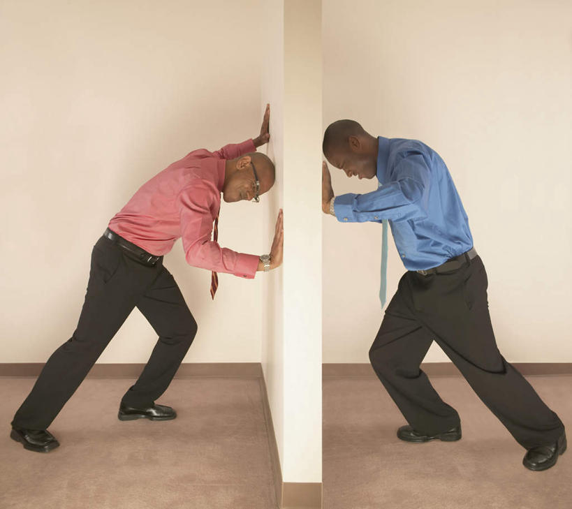 西方人,两个人,同事,商务人士,商务男性,站,横图,室内,白天,侧面,衬衫,成功,合作,团队,集体,信心,竞争,地板,欧洲,非洲,黑人,欧洲人,撑,对抗,用力,阴影,套装,冲突,反射,影子,墙,地面,队伍,木地板,墙壁,墙面,白色,站着,领导,撑着,成就,对立,矛盾,使劲,商务装,合伙,领袖,工薪阶层,敌对,挫败,斗争,抗拒,抗衡,男人,男性,中年男性,非洲人,白领,上班族,站立,彩图,全身,衬衣