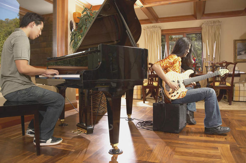 东方人,两个人,伙伴,朋友,坐,横图,室内,白天,侧面,友谊,合作,团队,键盘,地板,亚洲,乐队,表演,握,阴影,服装,反射,影子,钢琴,墙,电吉他,乐器,弦乐器,地面,音乐,弹奏,演奏,注视,休闲装,黄种人,队伍,木地板,墙壁,墙面,衣服,观察,看,休闲,休闲服,战略,握着,服饰,观看,察看,演出,键盘乐器,歌舞,关注,弹拨弦鸣乐器,奏乐,联合,合谋,上演,配合,协作,男人,男性,年轻男性,亚洲人,坐着,半身,彩图,弹拨弦乐器