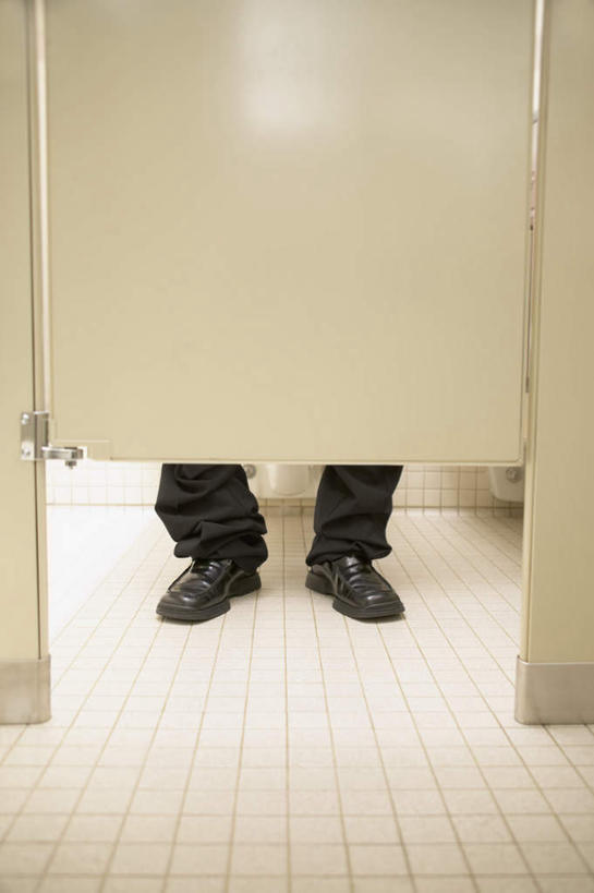 西方人,一个人,竖图,室内,白天,正面,鞋,生活用品,卫生间,洗手间,鞋子,欧洲,非洲,黑人,欧洲人,仅一个男性,仅一个人,一双,阴影,反射,影子,马桶,皮革,仅一个年轻男性,座便器,卫浴,子孙桶,男人,男性,年轻男性,非洲人,厕所,半身,彩图,皮鞋