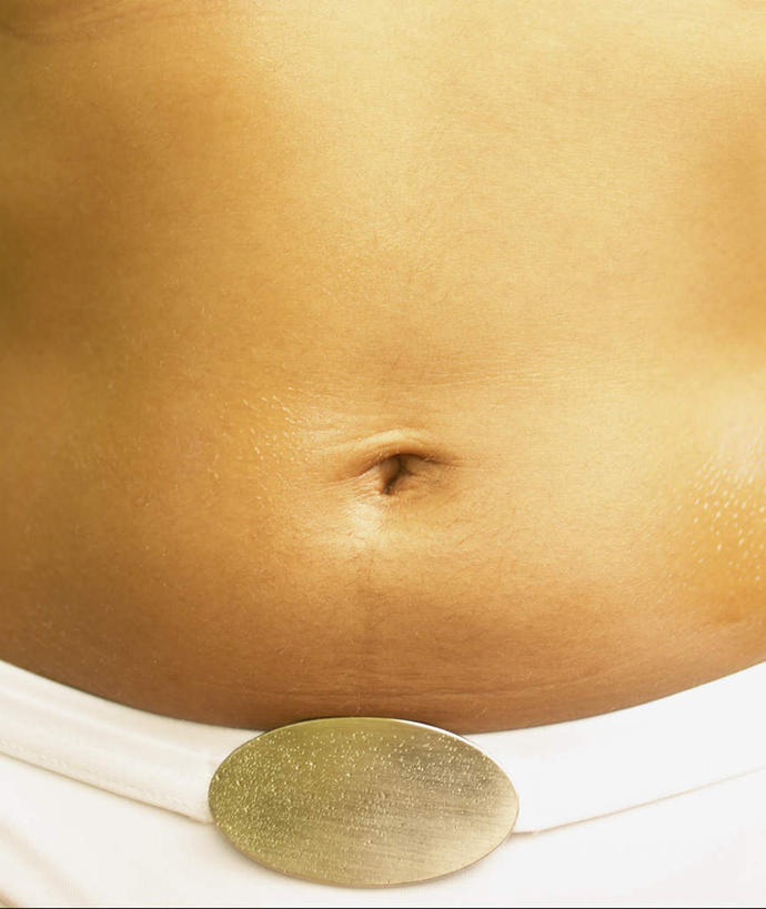 西方人,腹部,肚脐,一个人,竖图,室外,特写,白天,正面,欧洲,欧洲人,仅一个年轻女性,仅一个女性,仅一个人,阴影,反射,影子,肚脐眼,年轻女性,女人,女性,白种人,腹,肚子,半身,彩图