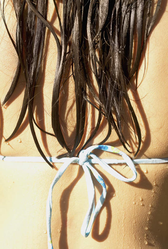 东方人,背,头发,一个人,竖图,室外,特写,白天,泳装,比基尼,亚洲,仅一个年轻女性,仅一个女性,仅一个人,阴影,光线,影子,棕色,黄种人,背面,阳光,潮湿,湿润,年轻女性,女人,女性,亚洲人,长发,直发,半身,彩图,三点式,泳衣