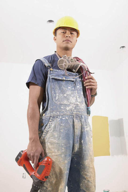 西方人,一个人,机修工,站,竖图,室内,白天,正面,工作服,制服,帽子,欧洲,欧洲人,仅一个男性,仅一个人,仅一个中年男性,握,阴影,裤子,电力,反射,电线,头盔,线,影子,电能,线路,注视,工人,黄色,安全帽,观察,看,站着,背带裤,握着,观看,冲击钻,电钻,电,电源,电源线,察看,关注,能量,电动工具,一顶,工作制服,饭单裤,工装裤,男人,男性,中年男性,白种人,机械师,机修工人,站立,半身,彩图,工作套服