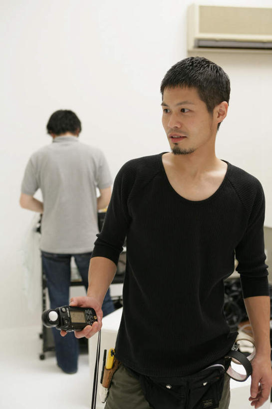 东方人,背部,两个人,伙伴,朋友,站,竖图,室内,白天,正面,友谊,合作,团队,亚洲,握,服装,测量,电器,墙,拿,拿着,注视,休闲装,黄种人,墙壁,墙面,空调,衣服,白色,观察,看,站着,休闲,休闲服,战略,握着,服饰,观看,控制,调节,察看,舒适,家电,家用电器,关注,调整,装置,联合,合谋,空气调节器,配合,协作,仪表,男人,男性,年轻男性,亚洲人,站立,半身,彩图,曝光表,测光表