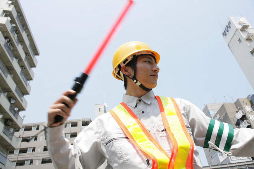 东方人,一个人,交警,高楼大厦,站,举,横图,室内,白天,正面,工作服,制服,大厦,建筑,摩天大楼,帽子,亚洲,仅一个男性,仅一个人,握,阴影,光线,头盔,影子,拿,拿着,注视,黄种人,仅一个年轻男性,一个,红色,蓝色,蓝天,天空,阳光,安全帽,楼宇,天,观察,看,托,站着,握着,晴朗,单个,观看,察看,关注,警棍,万里无云,工作制服,男人,男性,年轻男性,亚洲人,交通管理员,交通警察,晴空,晴空万里,举起,举手,举着,向上举,向上伸,向上托,站立,半身,彩图,工作套服,大楼,高层建筑,高楼,摩天楼