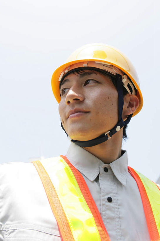 东方人,脸,头,脸颊,一个人,交警,站,竖图,室外,特写,白天,仰视,工作服,制服,帽子,亚洲,仅一个男性,仅一个人,阴影,光线,头盔,影子,扭头,注视,黄种人,仅一个年轻男性,蓝色,蓝天,天空,阳光,安全帽,天,观察,看,站着,转头,晴朗,观看,察看,关注,万里无云,工作制服,男人,男性,年轻男性,亚洲人,头部,脸部,脸蛋,面部,交通管理员,交通警察,晴空,晴空万里,站立,半身,彩图,低角度拍摄,工作套服