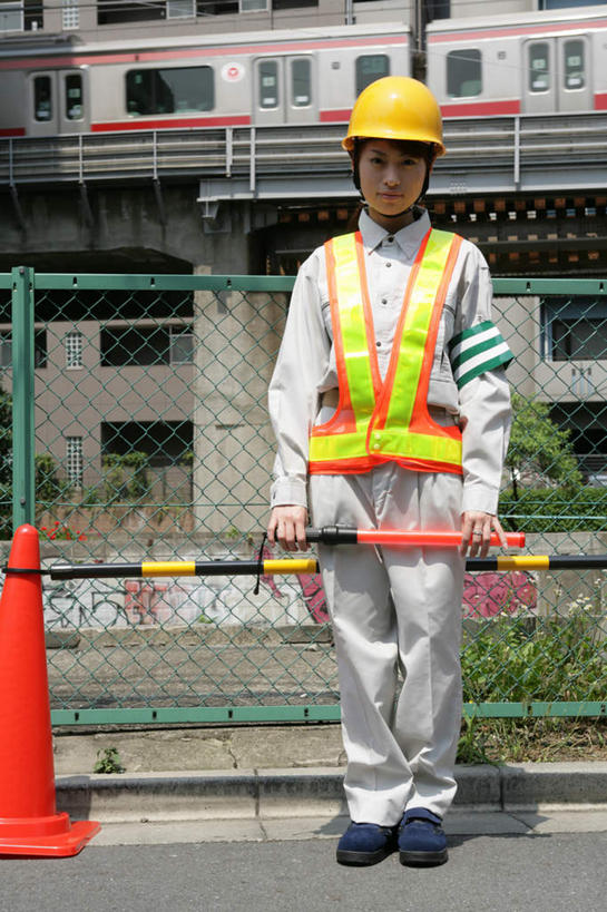 东方人,一个人,交警,高楼大厦,栏杆,站,竖图,室外,白天,正面,工作服,制服,植物,大厦,道路,建筑,路,摩天大楼,帽子,亚洲,仅一个年轻女性,仅一个女性,仅一个人,握,分离,头盔,栅栏,篱笆,围栏,小路,交通,警告,拿,拿着,注视,黄种人,护栏,树,树木,一个,红色,绿色,自然,安全帽,楼宇,观察,看,站着,警示,握着,生长,单个,成长,观看,隔离,禁止,提醒,察看,关注,提示,限制,警棍,交通标志,路锥,交通锥,工作制服,危险,年轻女性,女人,女性,亚洲人,交通管理员,交通警察,站立,彩图,全身,工作套服,大楼,高层建筑,高楼,摩天楼